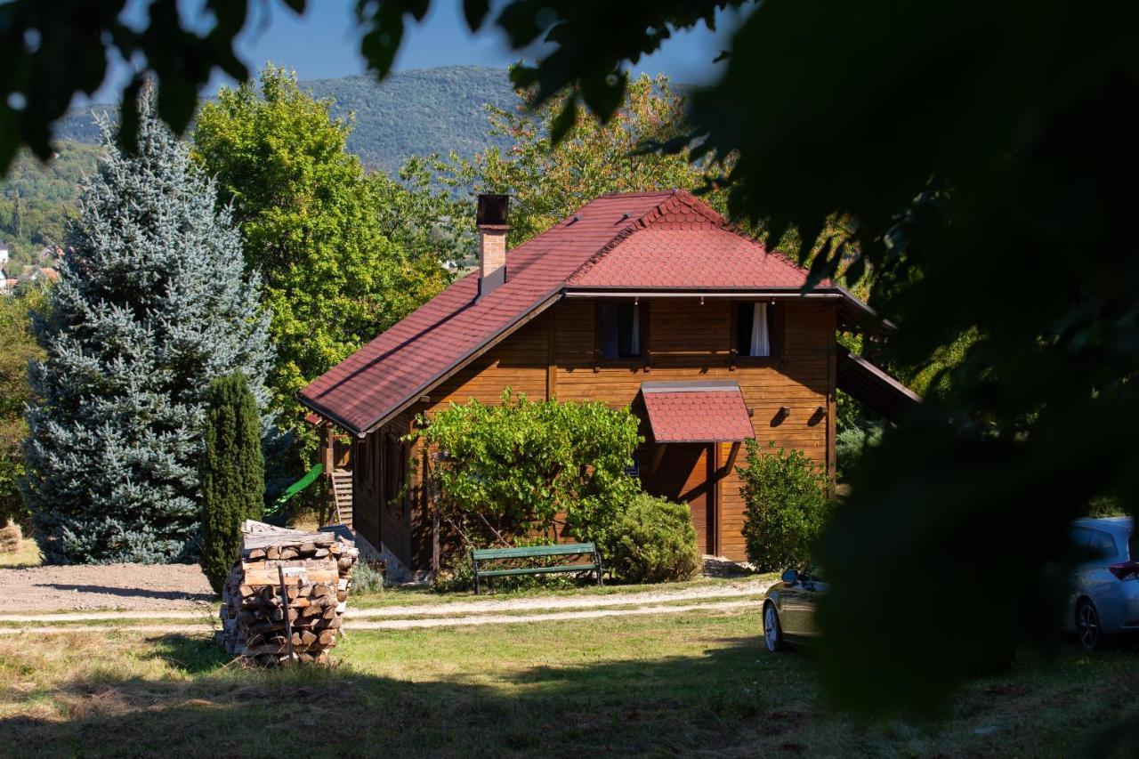 Woodenhouse With Two Apartments Оточац Екстер'єр фото
