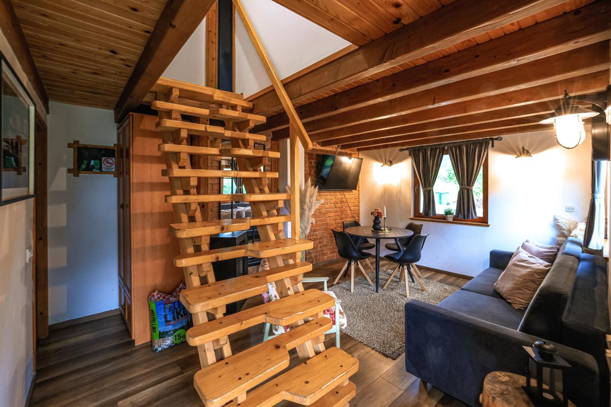 Woodenhouse With Two Apartments Оточац Номер фото