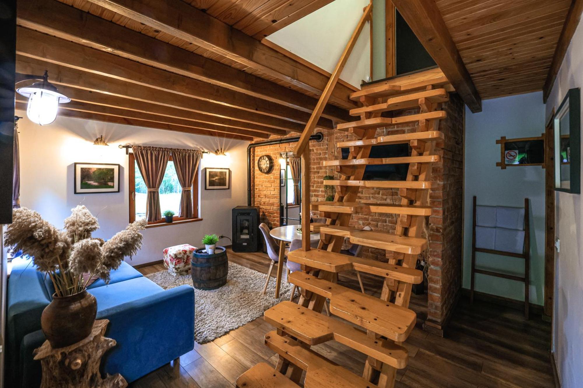 Woodenhouse With Two Apartments Оточац Номер фото