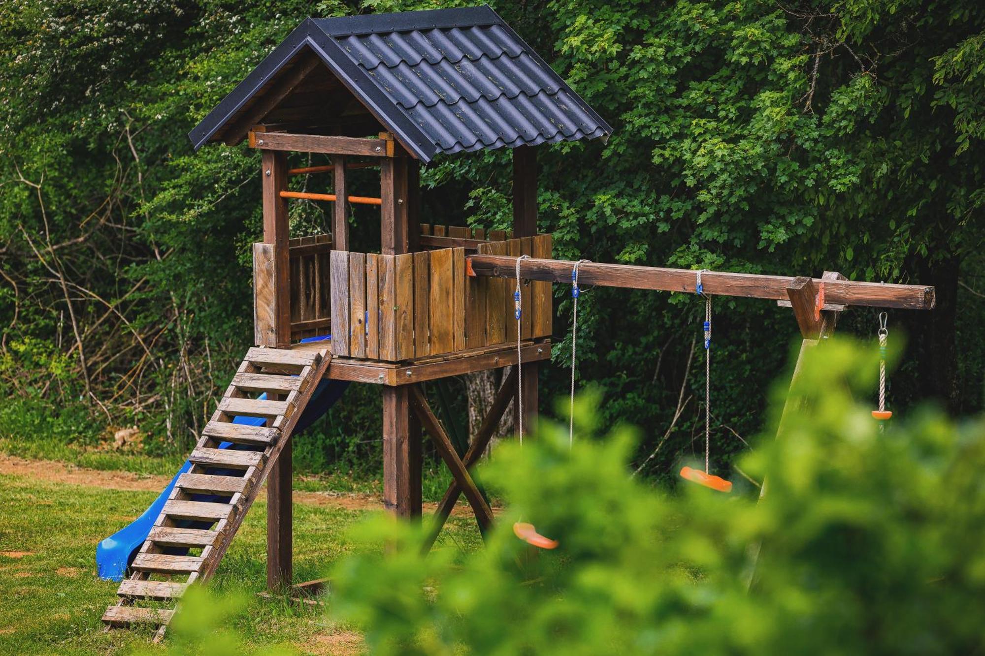 Woodenhouse With Two Apartments Оточац Екстер'єр фото