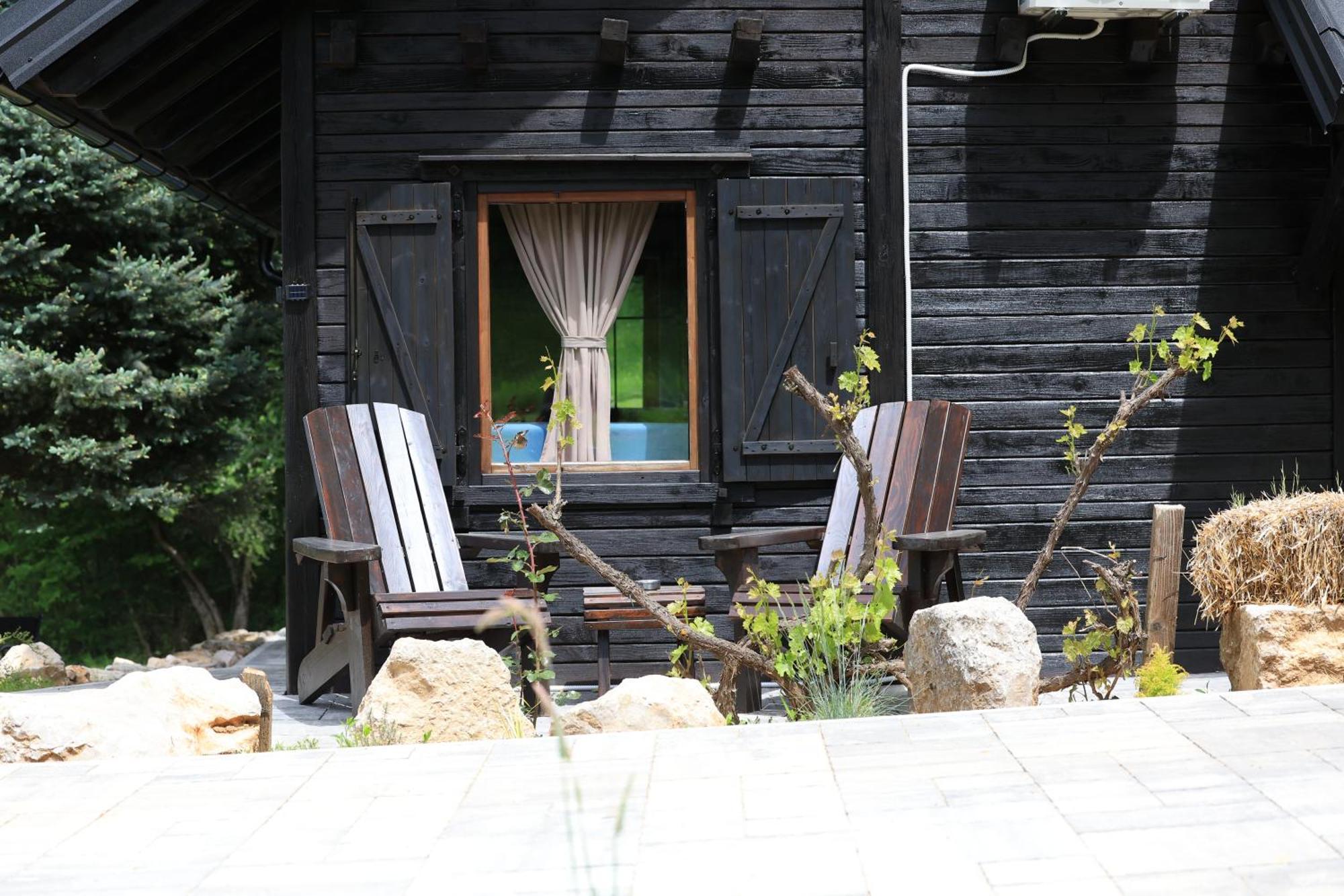 Woodenhouse With Two Apartments Оточац Екстер'єр фото