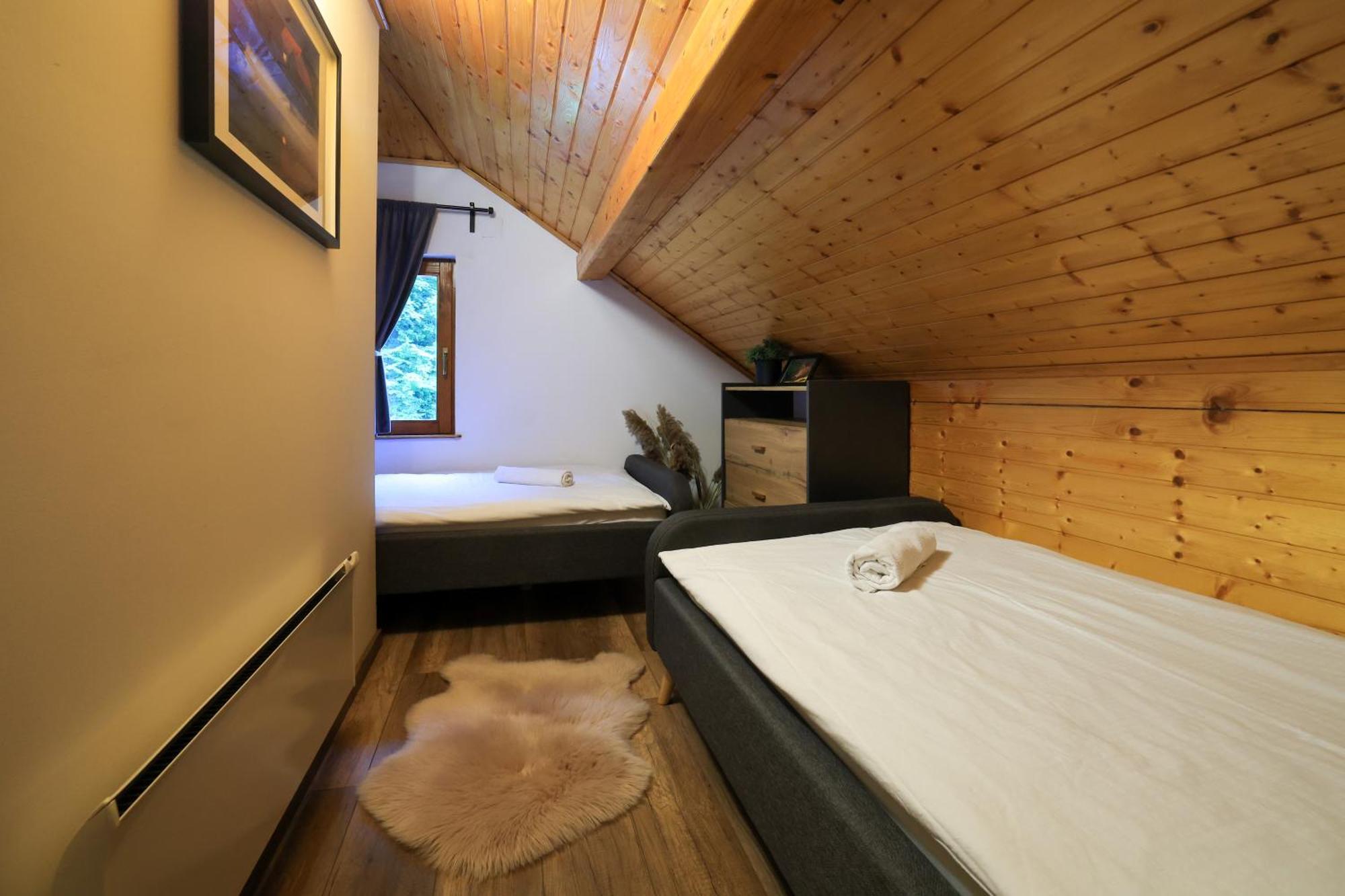 Woodenhouse With Two Apartments Оточац Екстер'єр фото